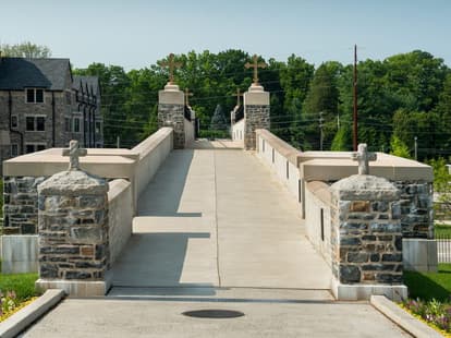Walkway to the Villanova Bridge