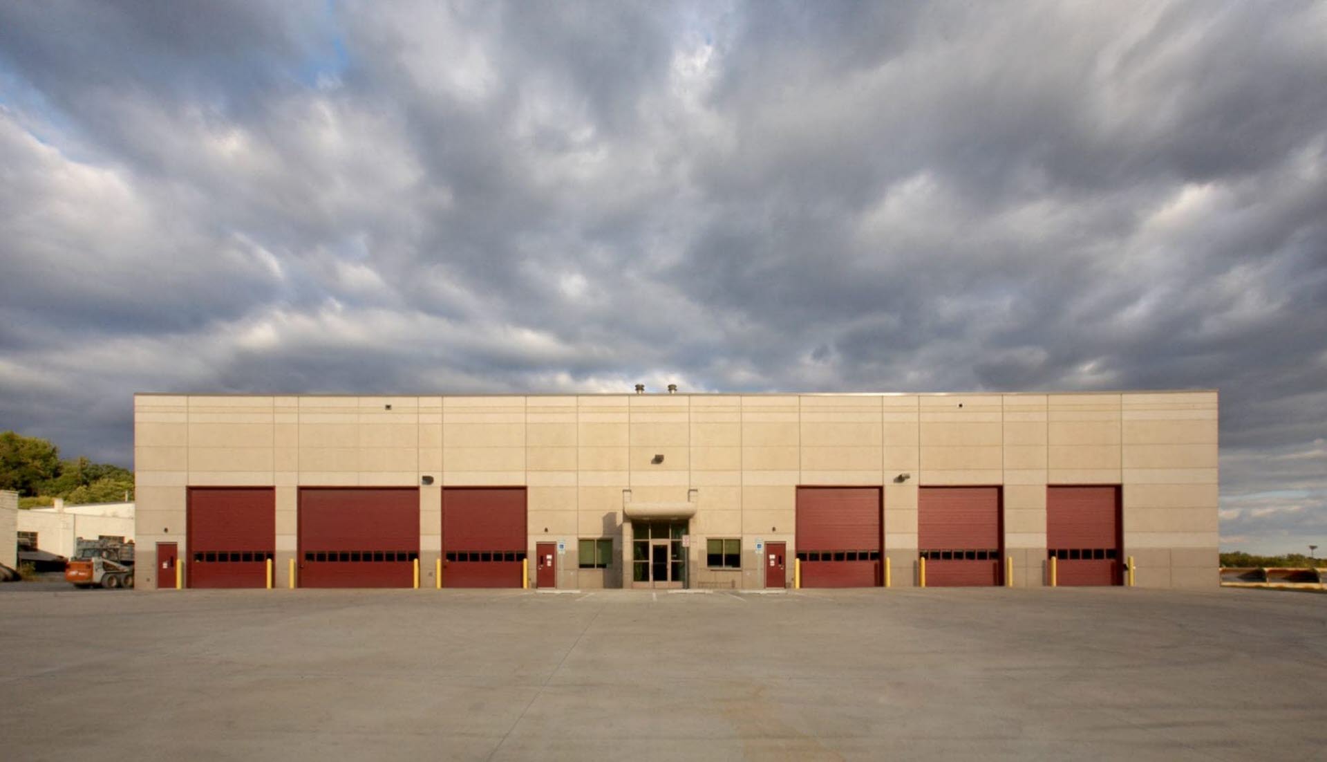 full view of a precast concrete distribution center