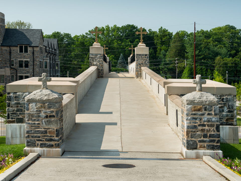Walkway to the Villanova Bridge
